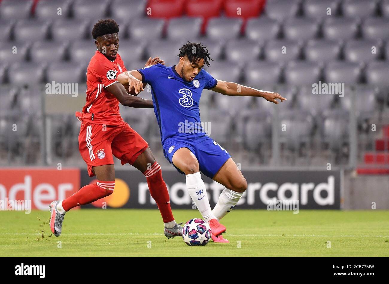 FIro football: 08.08.2020 FC Bayern Munich, Muenchen - FC Chelsea 1/8 final jeu de retour Ligue des champions de l'UEFA gauche à droite Alphonso Davies (Bayern), Reece James duels Preiss / Witters / Pool / via / firoportphoto | utilisation dans le monde entier Banque D'Images