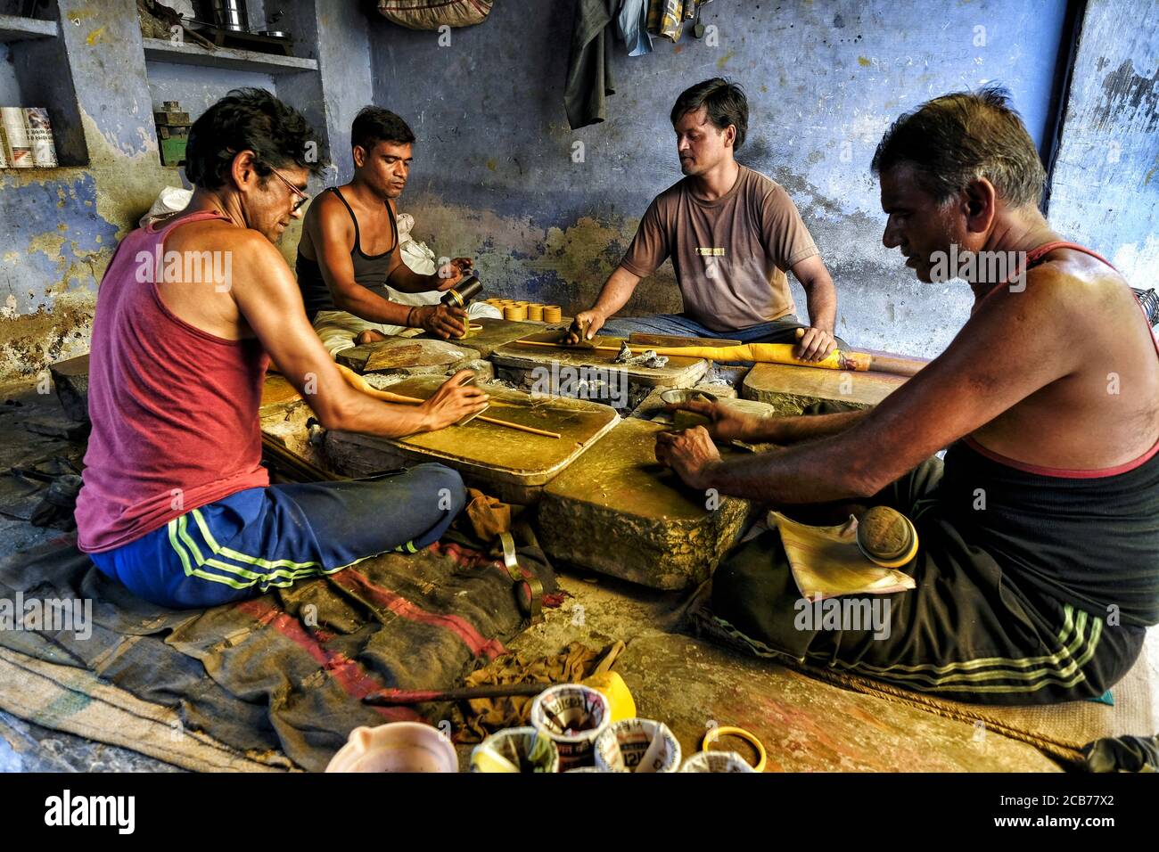 Bundi, Inde - août 2020: Hommes faisant des bracelets dans un petit atelier dans la vieille ville de Bundi le 10 août 2020 à Bundi, Rajasthan. Inde Banque D'Images