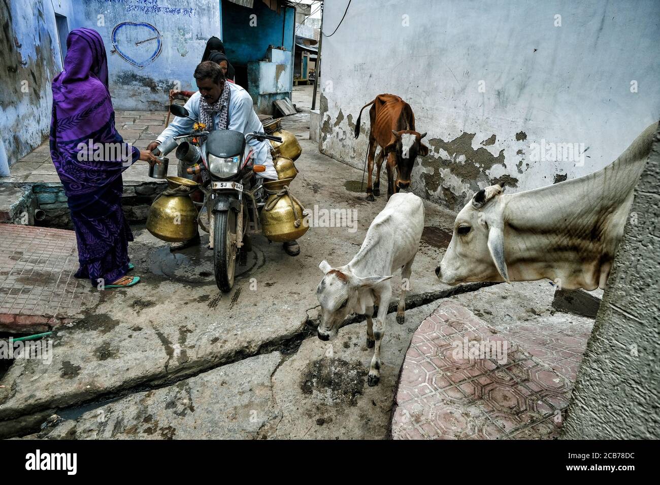 Bundi, Inde - août 2020 : une femme achète du lait à un vendeur de rue de la vieille ville de Bundi le 10 août 2020 à Bundi, Rajasthan. Inde Banque D'Images