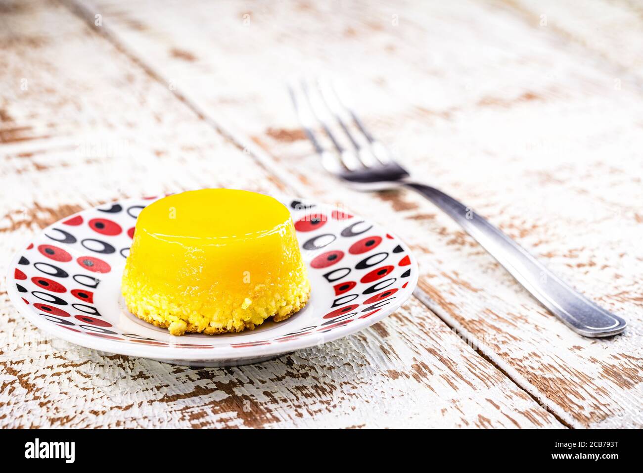 Quindim Un Petit Pouding Bresilien Aux œufs Avec Du Sucre Et De La Noix De Coco Rapee Photo Stock Alamy