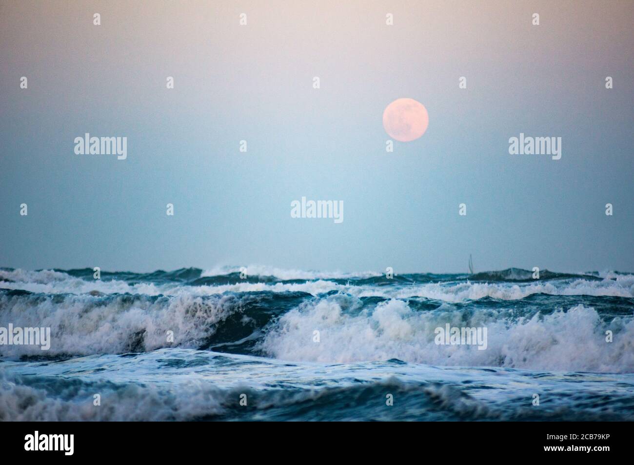 mer sauvage avec pleine lune en arrière-plan, se concentrer sur la grande vague Banque D'Images