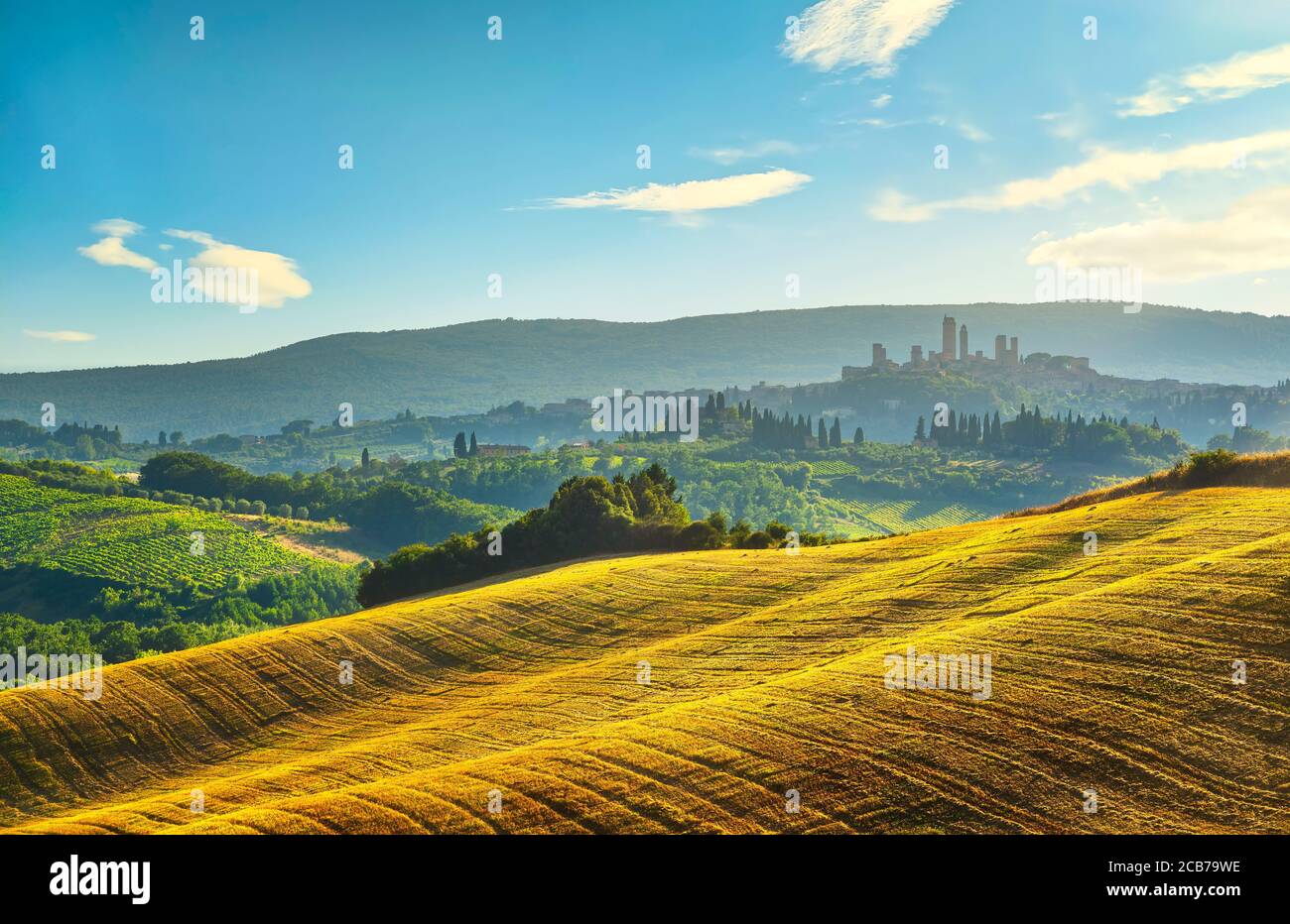 La ville médiévale de San Gimignano surplombe les gratte-ciel et la campagne, et le paysage est panoramique au coucher du soleil. Toscane, Italie, Europe. Banque D'Images