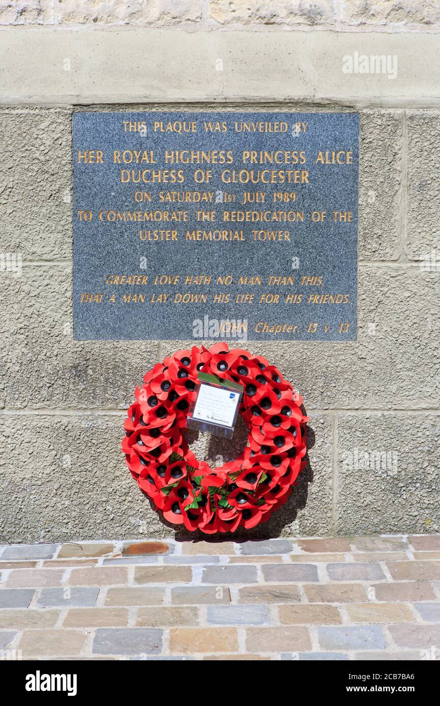 Plaque commémorative et couronne à la Tour de l'Ulster pour les hommes de la 36e Division (Ulster) qui se battaient et moururent pendant la première Guerre mondiale à Thiepval, en France Banque D'Images