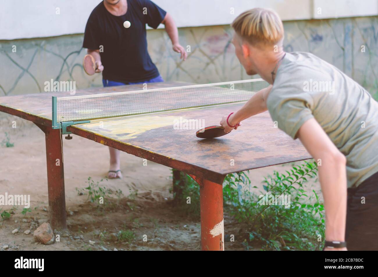 Deux hommes jouent au ping-pong à l'extérieur. Compétitions de sports de  rue. Mode de vie actif. De vraies personnes. Mise au point sélective Photo  Stock - Alamy