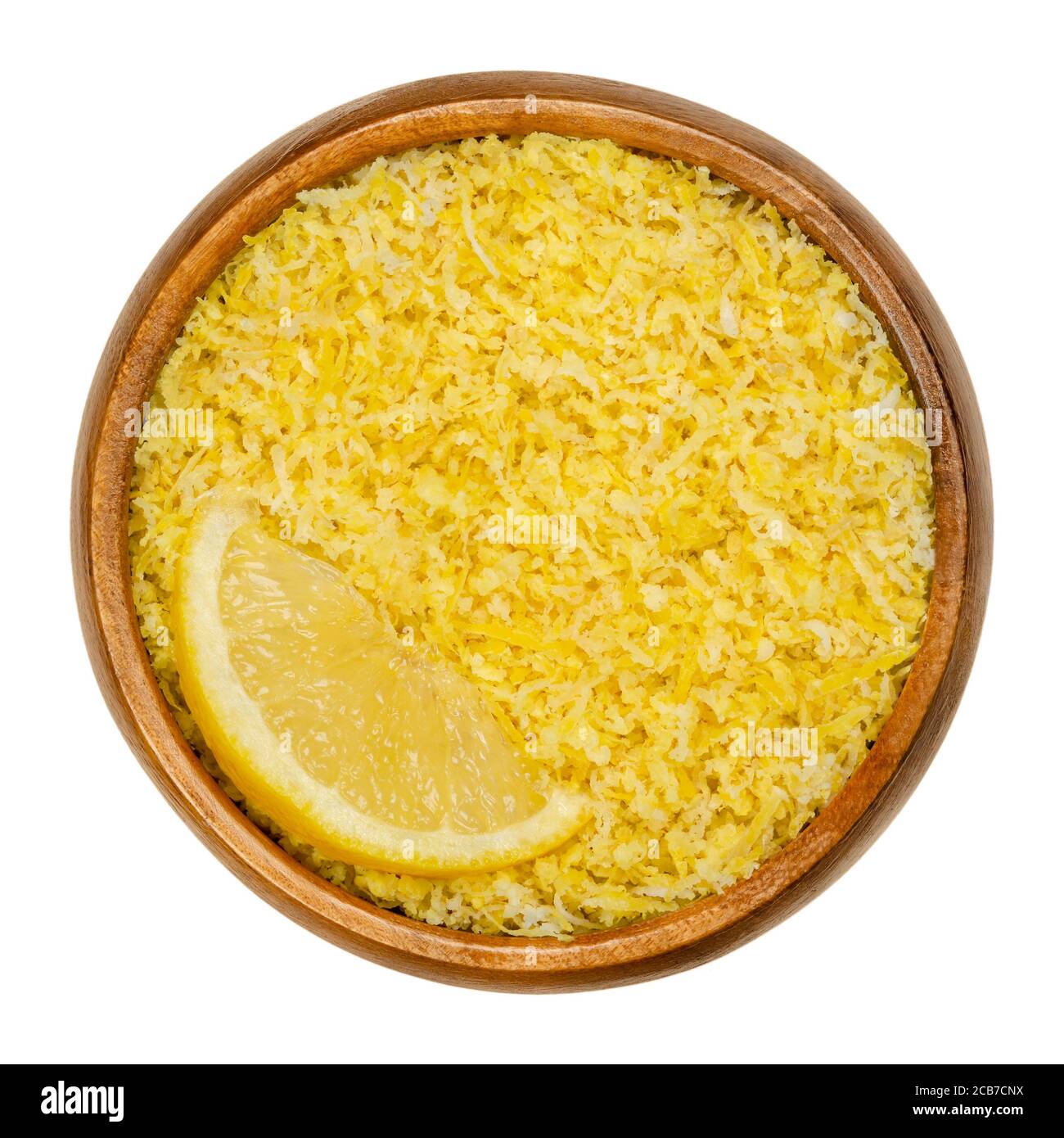 Tranche de citron et zeste de citron fraîchement râpé dans un bol en bois. Zêtes d'agrumes comestibles jaunes mûrs. Citron limon. Utilisé comme aromatisant pour la cuisson. Banque D'Images