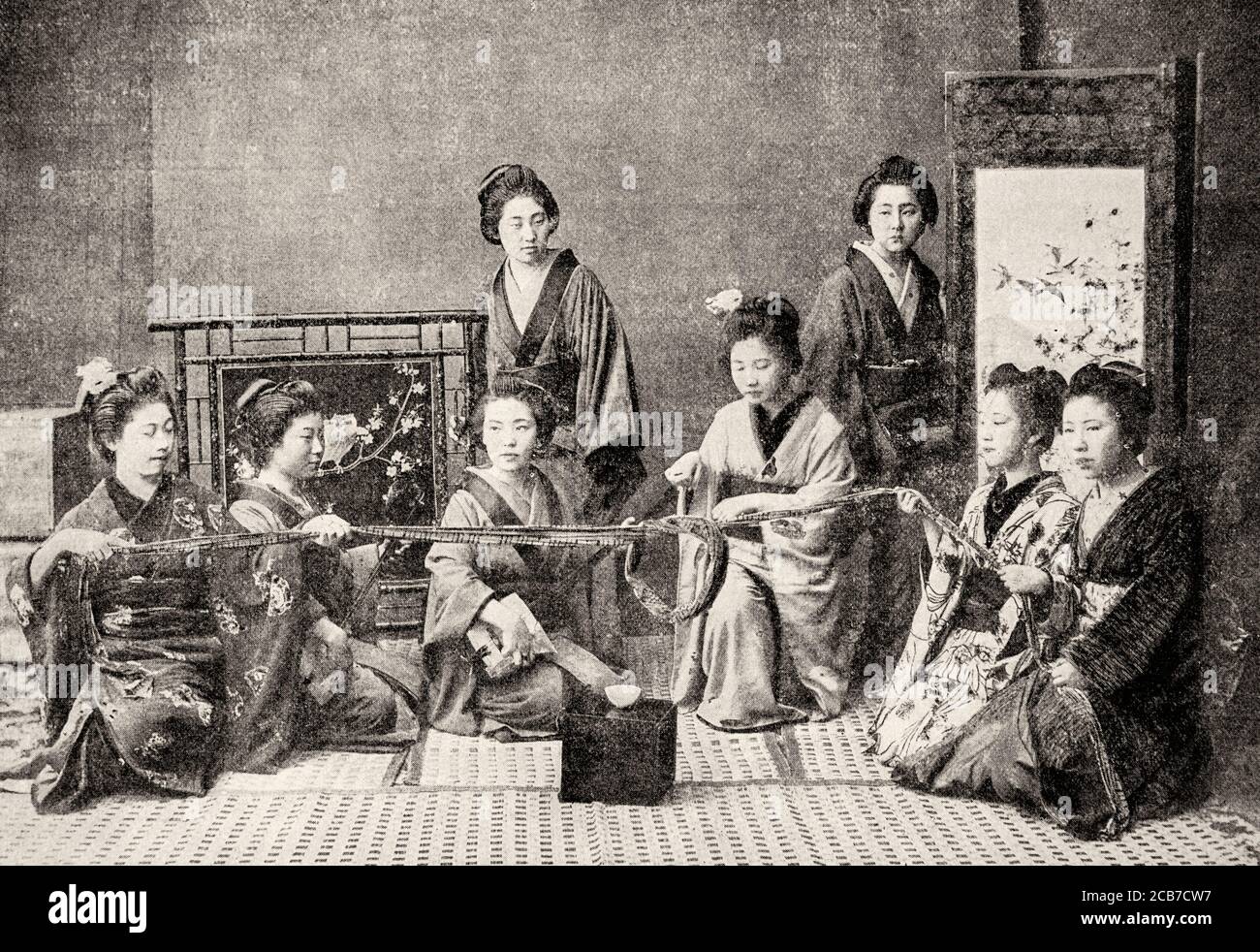 Ancienne photographie. Coutumes et traditions japonaises, Geishas jouant le shamisen, Tokyo. Japon. Illustration gravée de la Ilustracion Española y Americana datant du XIXe siècle 1894 Banque D'Images