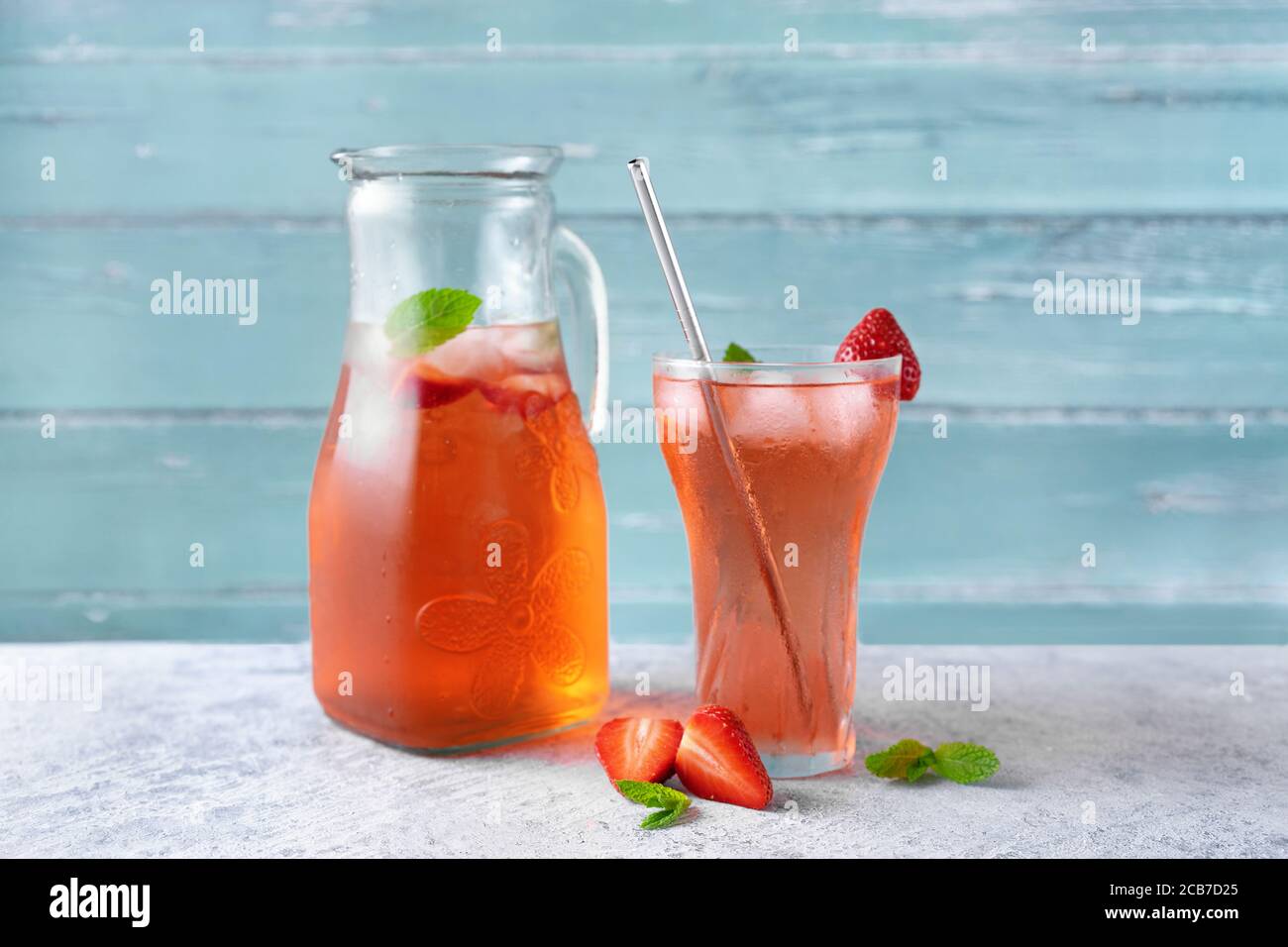 Un pot et un verre avec une boisson fraîche aux fraises d'été Banque D'Images