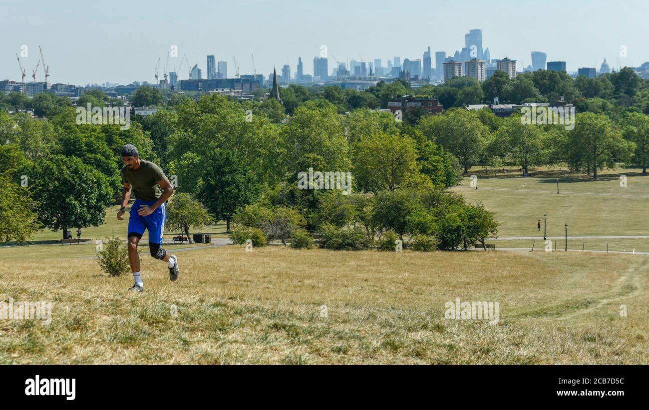 Londres, Royaume-Uni. 11 août 2020. Météo au Royaume-Uni: Parvas Chow, un étudiant de 19 ans, pratique des sprints de colline sur Primrose Hill à des températures de 34C. La prévision est que la vague de chaleur se poursuivra avant que les orages arrivent vers la fin de la semaine. Credit: Stephen Chung / Alamy Live News Banque D'Images