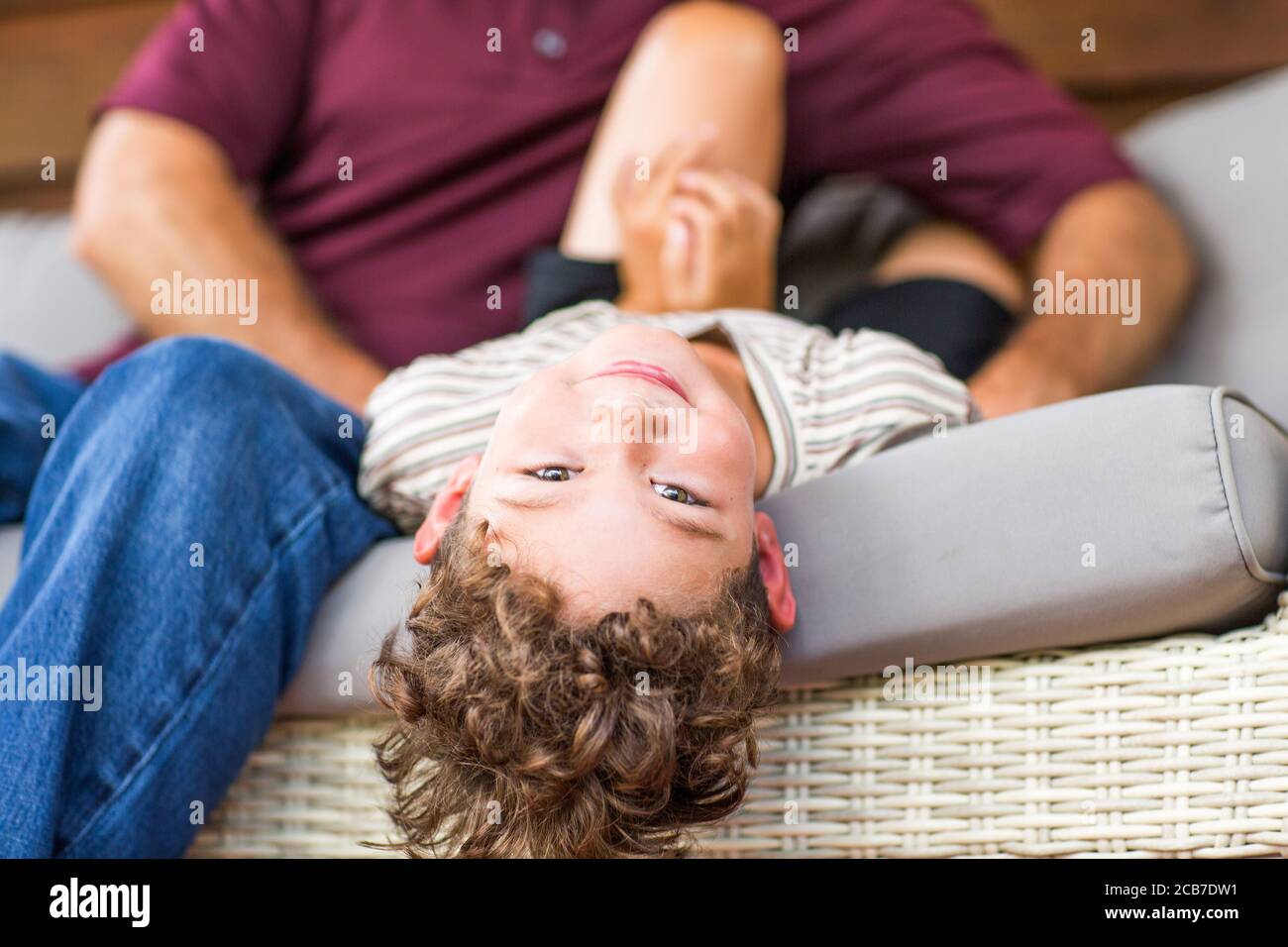 Hispanic father assis et s'étreindre son fils. Banque D'Images