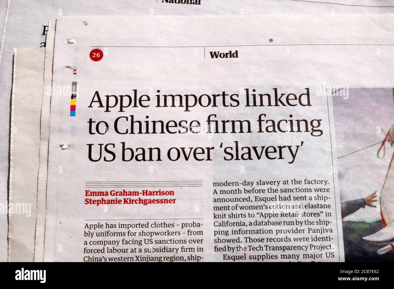 « Apple importe lié à une entreprise chinoise faisant face à l'interdiction américaine 'slavery' ' titre de l'article mondial du journal à l'intérieur de la page Guardian 10 Août 2020 Londres Royaume-Uni Banque D'Images