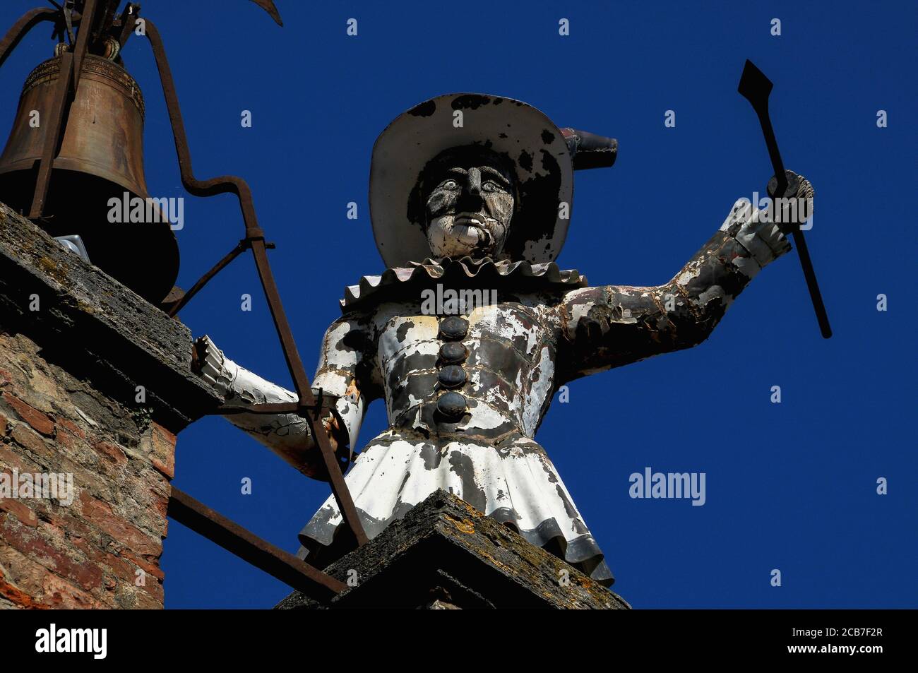 Dire l'heure à toute la ville. Une figure automatisée en bois, vêtue de costume de clown métallique, frappe les heures au sommet d'une tour, la Torre di Pulcinella (Tour de «Jr Punch»), sur la Piazza Michelozzo, Montepulciano, Toscane, Italie. Pulcinella était un personnage qui est apparu dans la commedia italienne dell’arte en 1600s. Banque D'Images