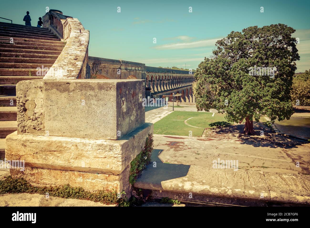 2 personnes au regard de l'aqueduc de Saint-Clément, un aqueduc construit en 1772. Banque D'Images