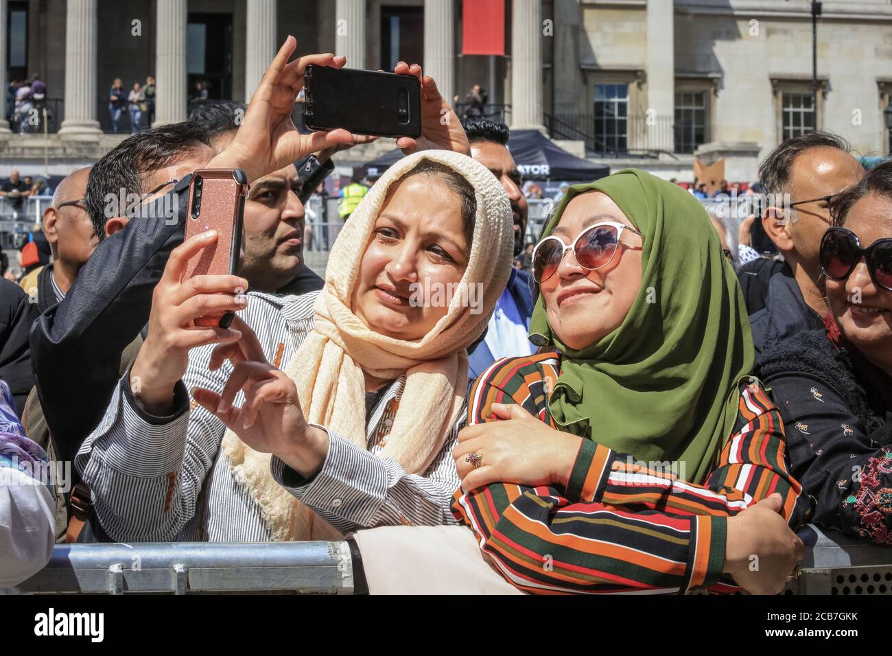 Les visiteurs prennent des photos au Eid Festival sur Trafalgar Square, Londres, Angleterre Banque D'Images