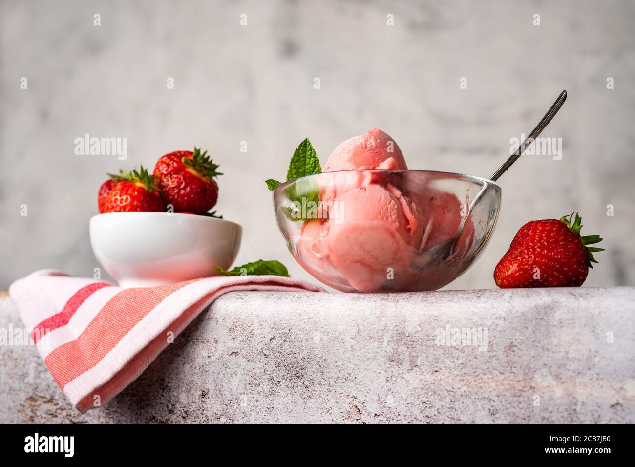 Crème glacée à la fraise et baies fraîches sur une table avec vue à angle bas Banque D'Images