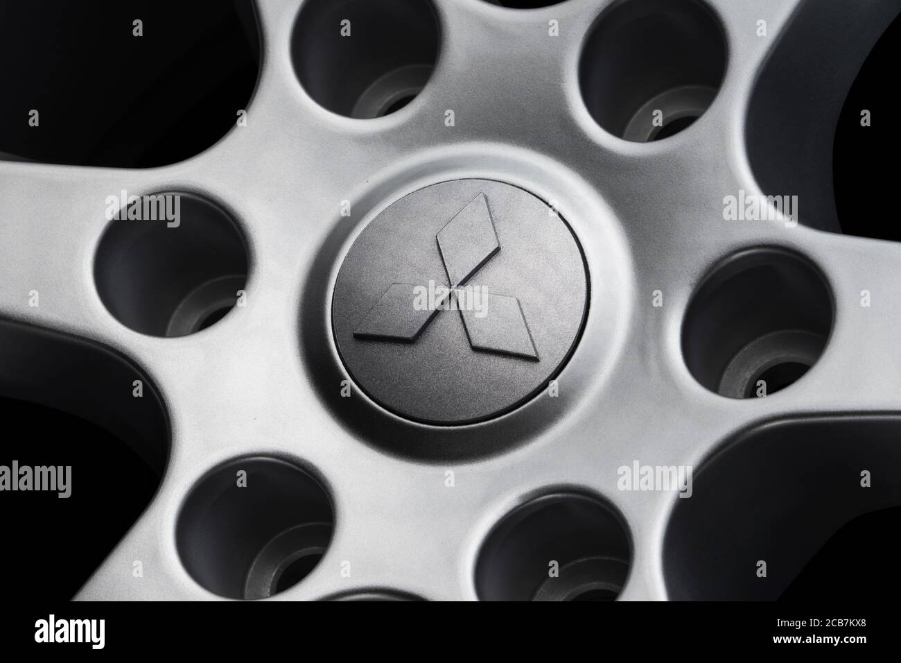 Logo star Mitsubishi - le symbole de la compagnie de voiture japonaise sur le gros plan de roue. Banque D'Images