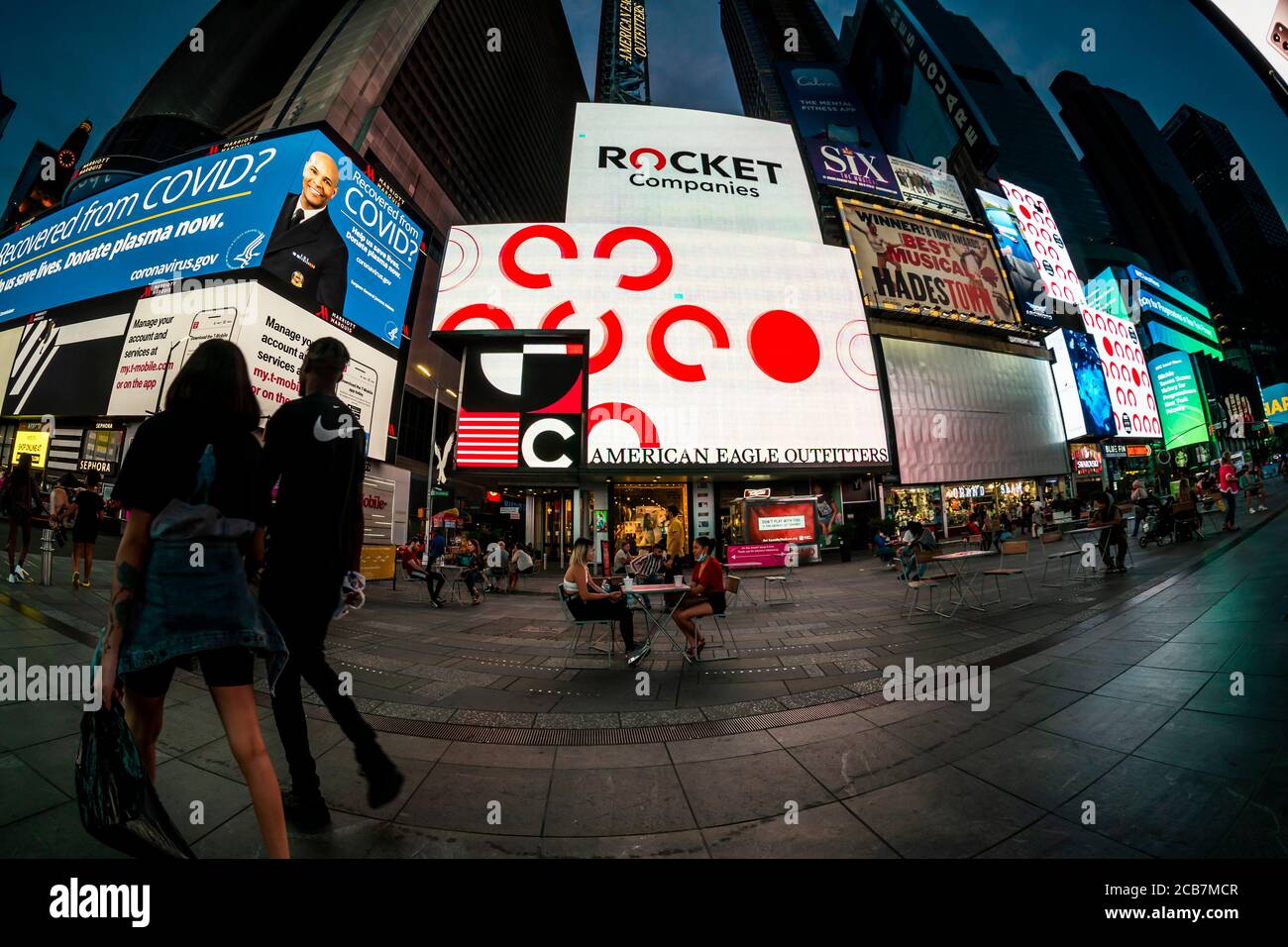 Les écrans vidéo géants de Times Square à New York le jeudi 6 août 2020 commémorent l'offre publique initiale des Rocket Companies qui ont débuté à la Bourse de New York. Rocket Cosy est le parent de Quicken Loans(© Richard B. Levine) Banque D'Images