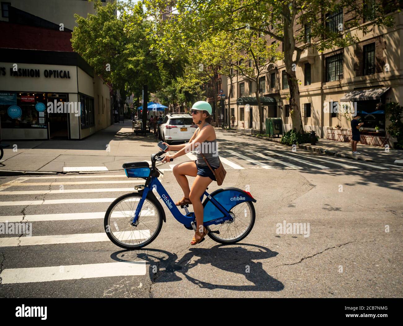 Utilisateur de Citibike à Greenwich Village le samedi 8 août 2020 (© Richard B. Levine) Banque D'Images