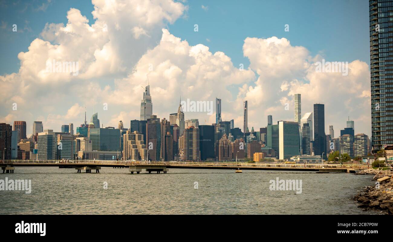Horizon de Midtown Manhattan à New York vue du quartier Greenpoint de Brooklyn le dimanche 9 août 2020. (© Richard B. Levine) Banque D'Images