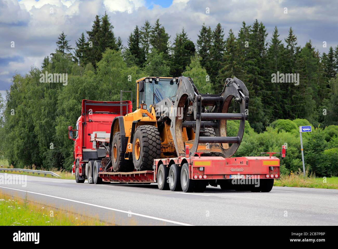 Remorque semi-remorque Scania R500 Ylijoki Kuljetus Oy transporte une chargeuse sur pneus Volvo avec des grappins à grumes le long de l'autoroute. Jokioinen, Finlande. 7 août 2020. Banque D'Images