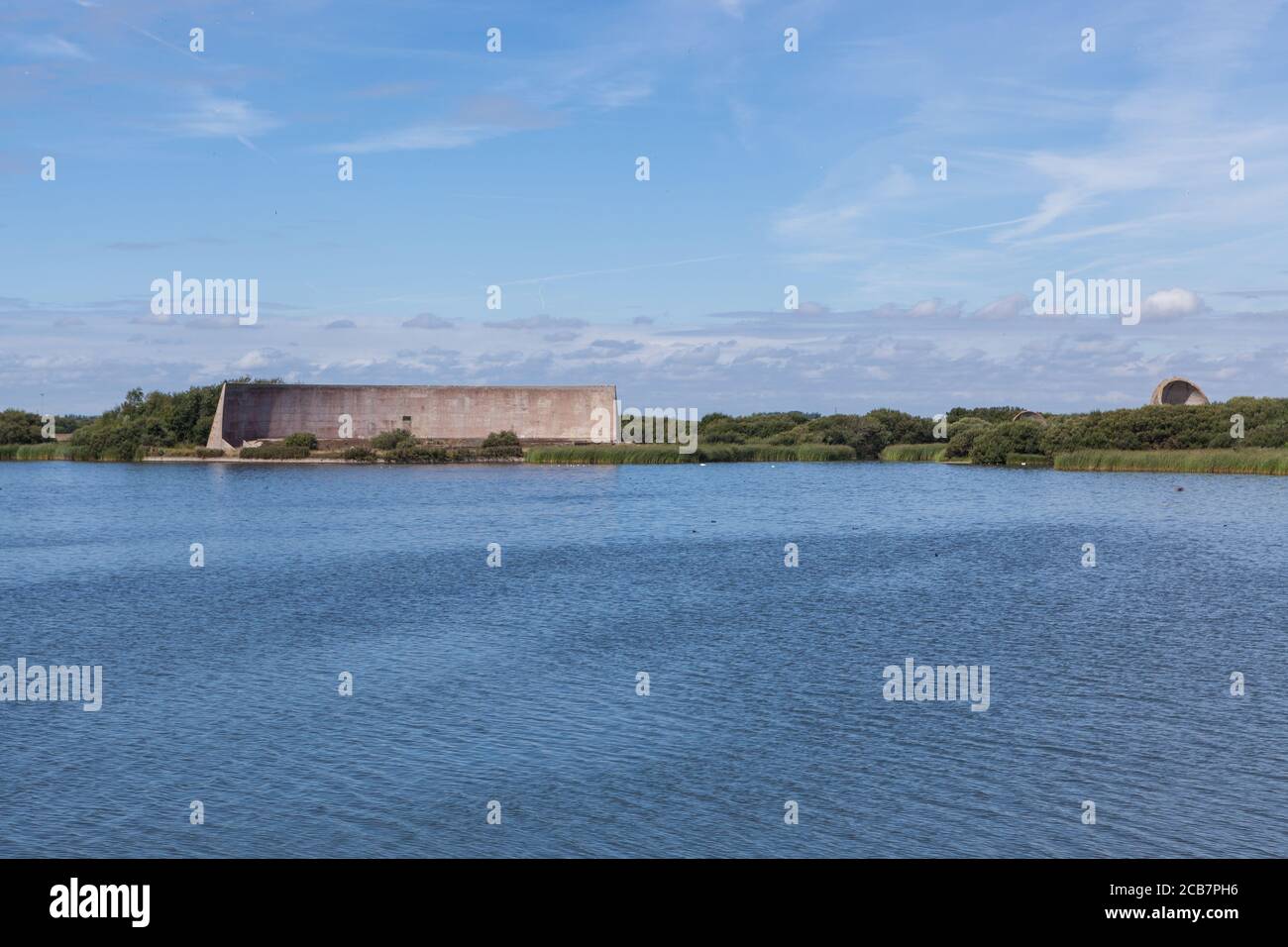 Miroirs sonores Denge ou oreilles d'écoute. Structures en béton conçues pour ramasser les avions ennemis venant de la Manche. Construit en 1924 sur Romney Marsh. Banque D'Images