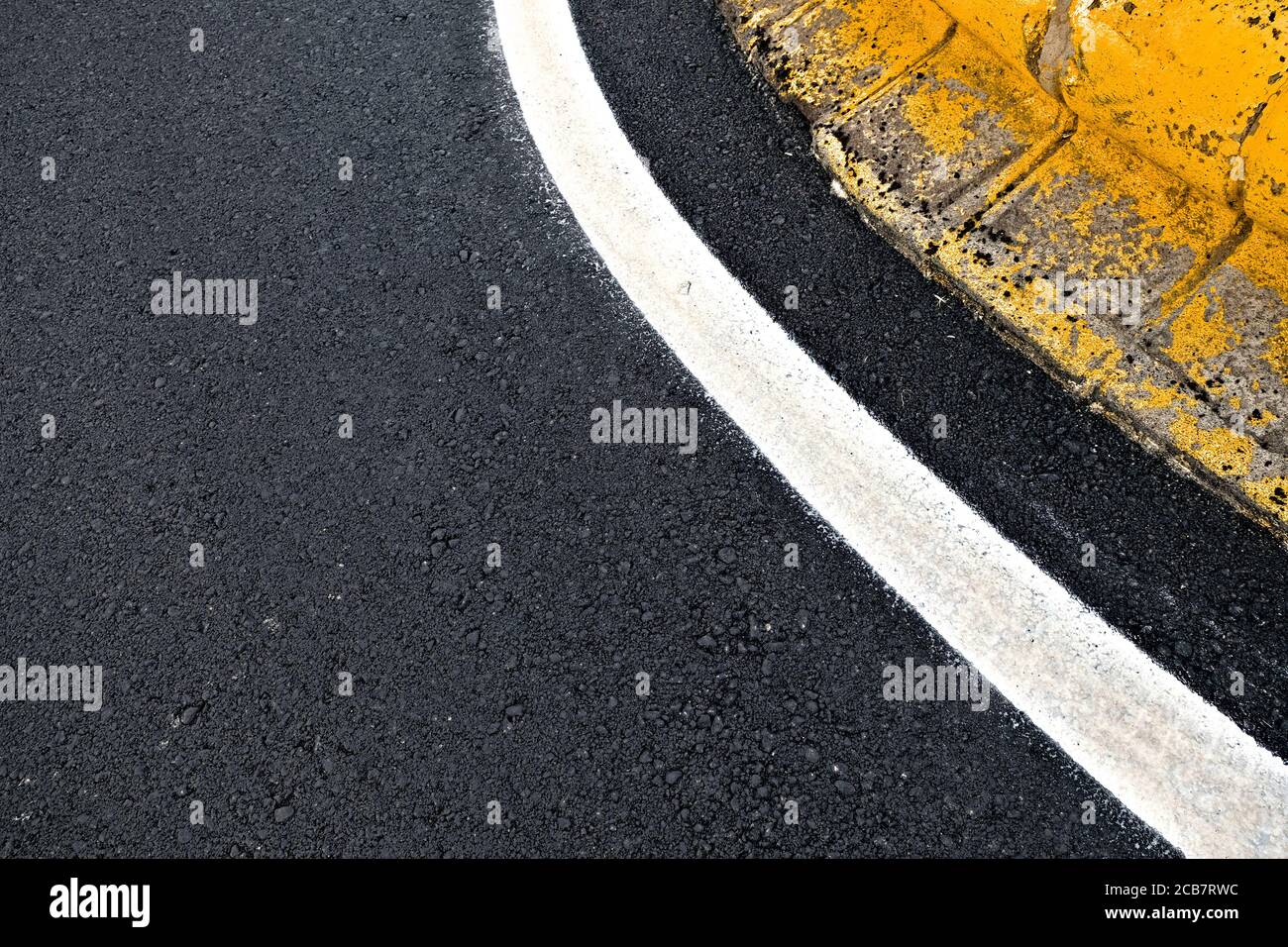 Signalisation routière détaillée, bande réfléchissante blanche incurvée au rond-point. Banque D'Images