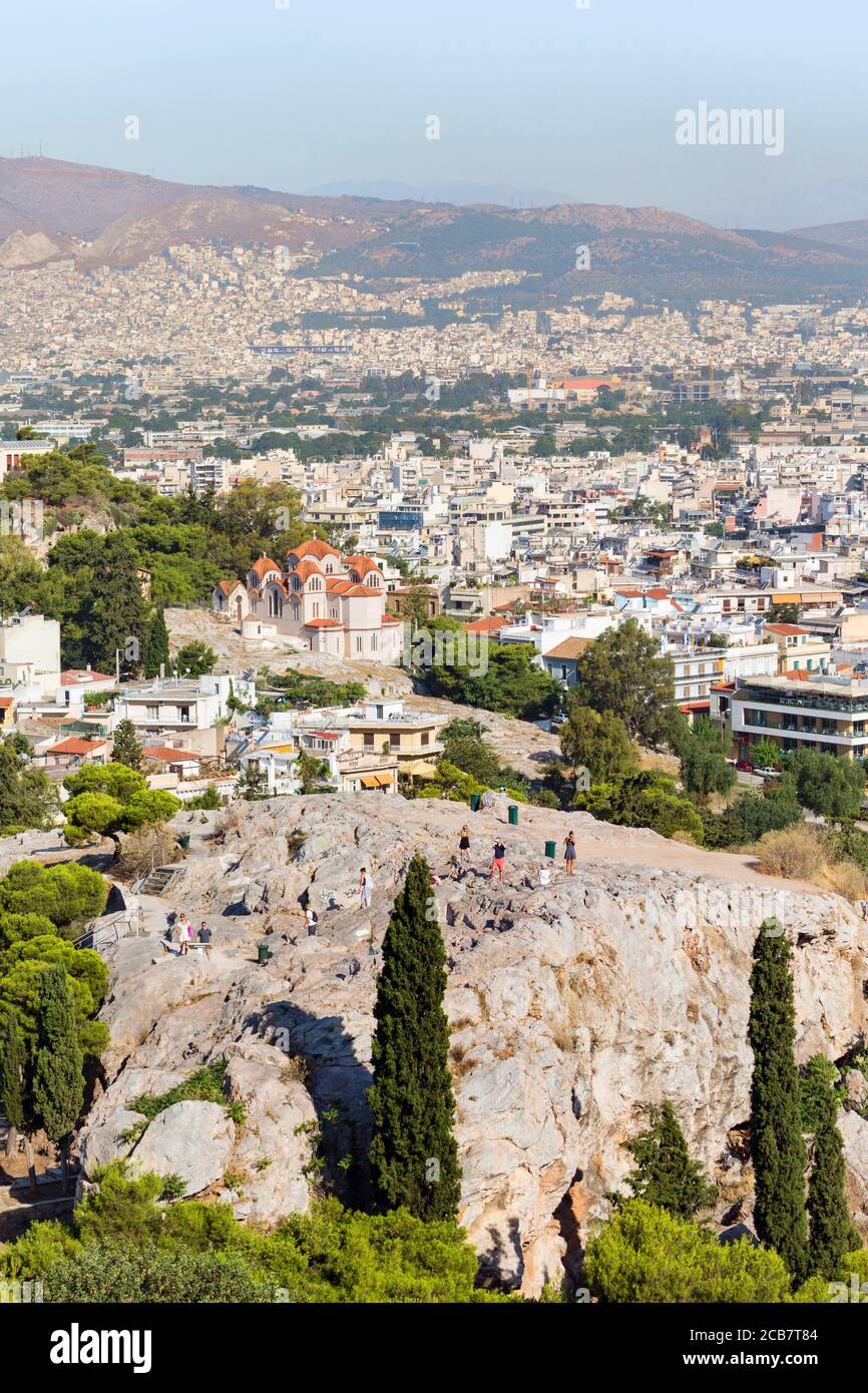 Athènes, Attique, Grèce. La colline d'Areopagus et l'église orthodoxe grecque d'Agia Marina derrière, vue de l'Acropole. Banque D'Images