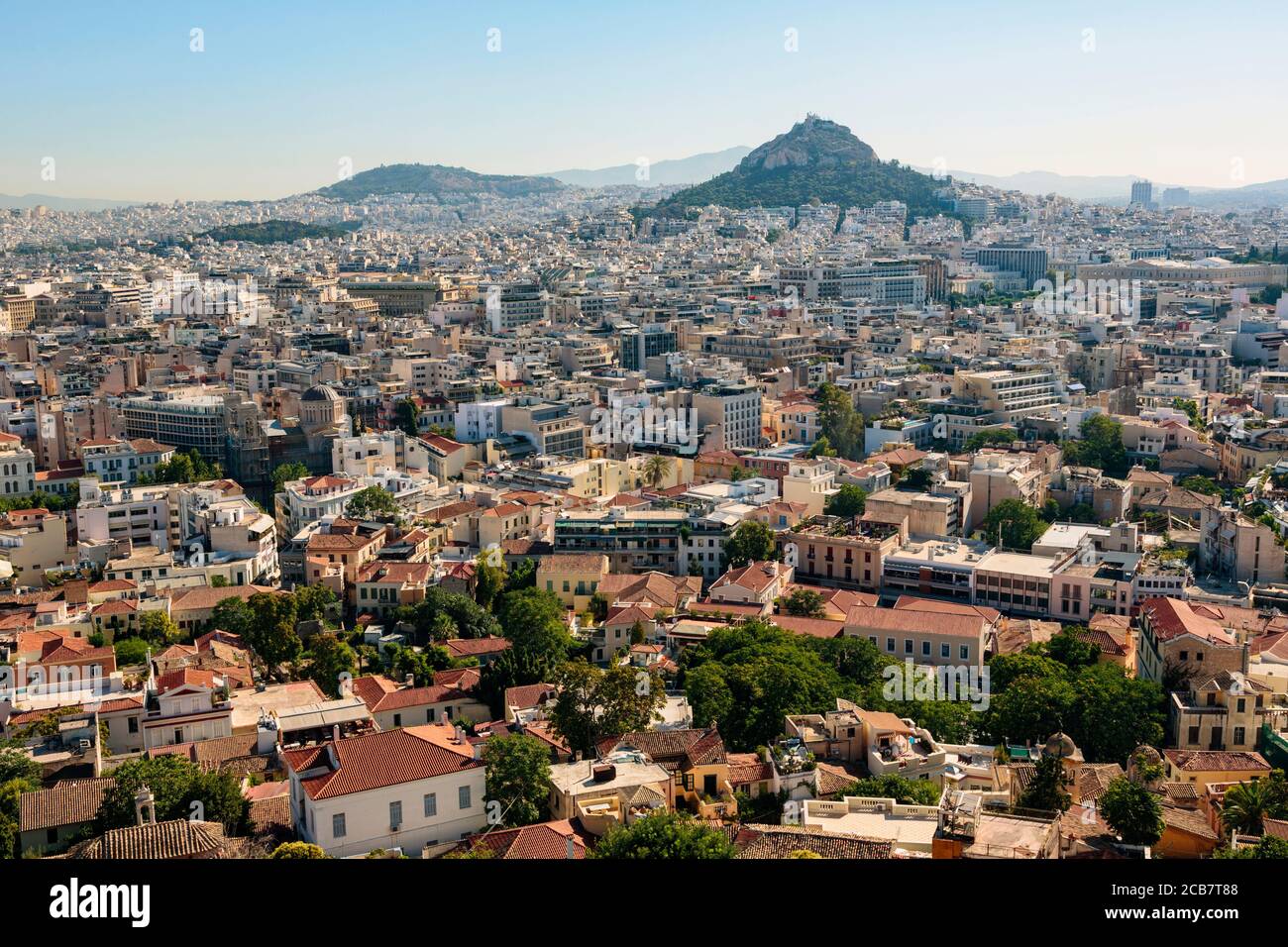 Athènes, Attique, Grèce. Vue sur Athènes de l'Acropole à 277 mètres de haut Mont Lycabette (Lycabettos ou Lykabettos ou Lykavittos) couronné par Th Banque D'Images