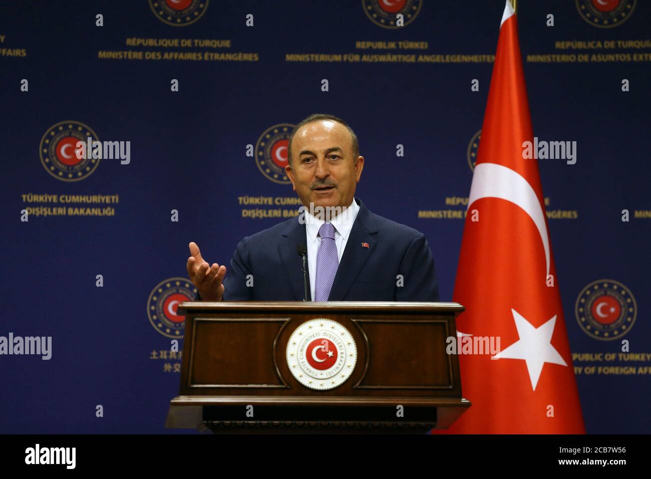 (200811) -- ANKARA, le 11 août 2020 (Xinhua) -- le ministre turc des Affaires étrangères Mevlut Cavusoglu s'exprime lors d'une conférence de presse conjointe avec son homologue azerbaïdjanais Jeyhun Bayramov (invisible) à Ankara, Turquie, le 11 août 2020. La Turquie délivrera des licences d'exploration et de forage sismiques pour de nouvelles zones de la Méditerranée orientale à la fin de ce mois-ci, a déclaré mardi le ministre turc des Affaires étrangères Mevlut Cavusoglu, promettant de poursuivre les activités dans la région qui a connu une intensification des tensions avec la Grèce. (Photo de Mustafa Kaya/Xinhua) Banque D'Images
