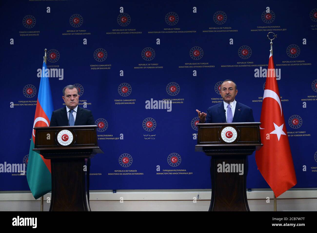 Ankara, Turquie. 11 août 2020. Le ministre turc des Affaires étrangères Mevlut Cavusoglu (R) prend la parole lors d'une conférence de presse conjointe avec son homologue azerbaïdjanais Jeyhun Bayramov à Ankara (Turquie), le 11 août 2020. La Turquie délivrera des licences d'exploration et de forage sismiques pour de nouvelles zones de la Méditerranée orientale à la fin de ce mois-ci, a déclaré mardi le ministre turc des Affaires étrangères Mevlut Cavusoglu, promettant de poursuivre les activités dans la région qui a connu une intensification des tensions avec la Grèce. Crédit: Mustafa Kaya/Xinhua/Alamy Live News Banque D'Images
