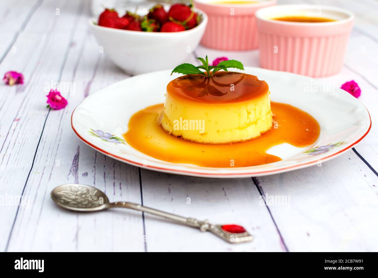 Crème caramel cuite lentement au four Banque D'Images