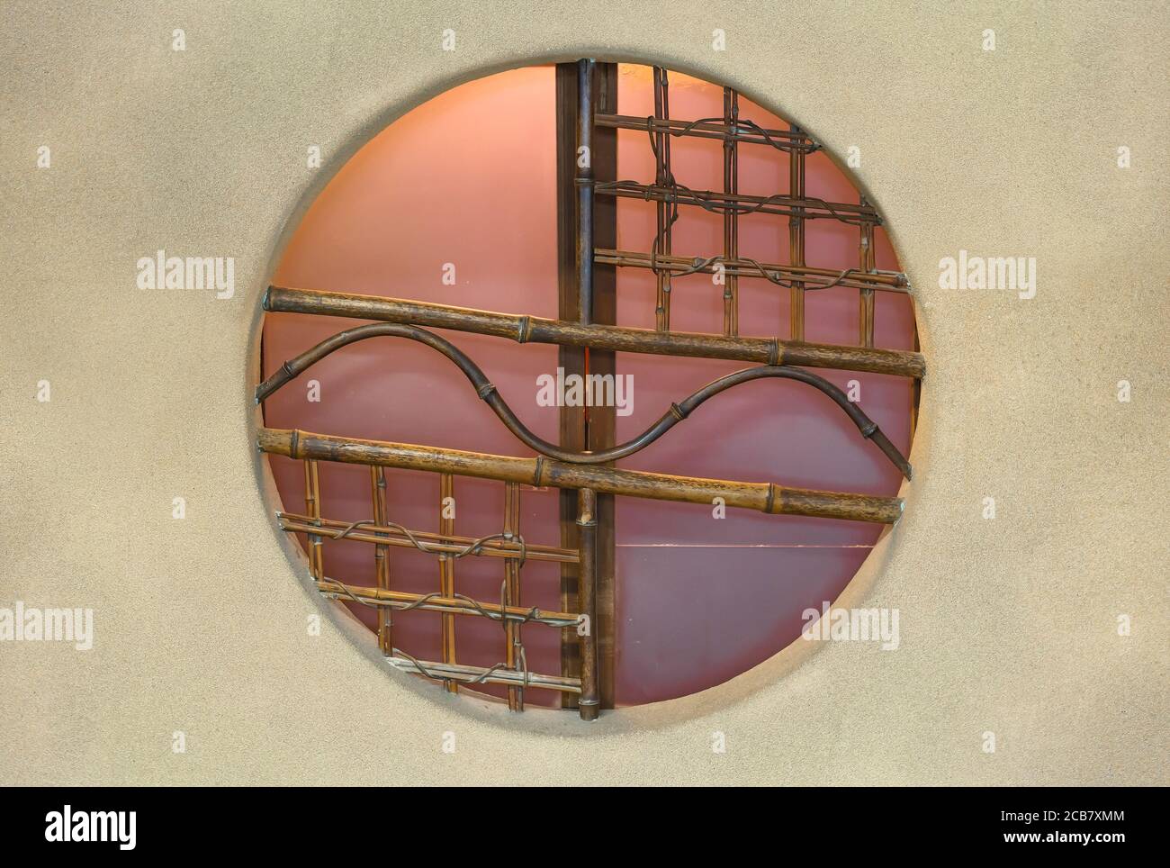 Gros plan sur la conception architecturale d'un cercle de marumado japonais fenêtre ornée d'œuvres d'art en bambou susudake sur un verre translucide shoji porte et un Banque D'Images