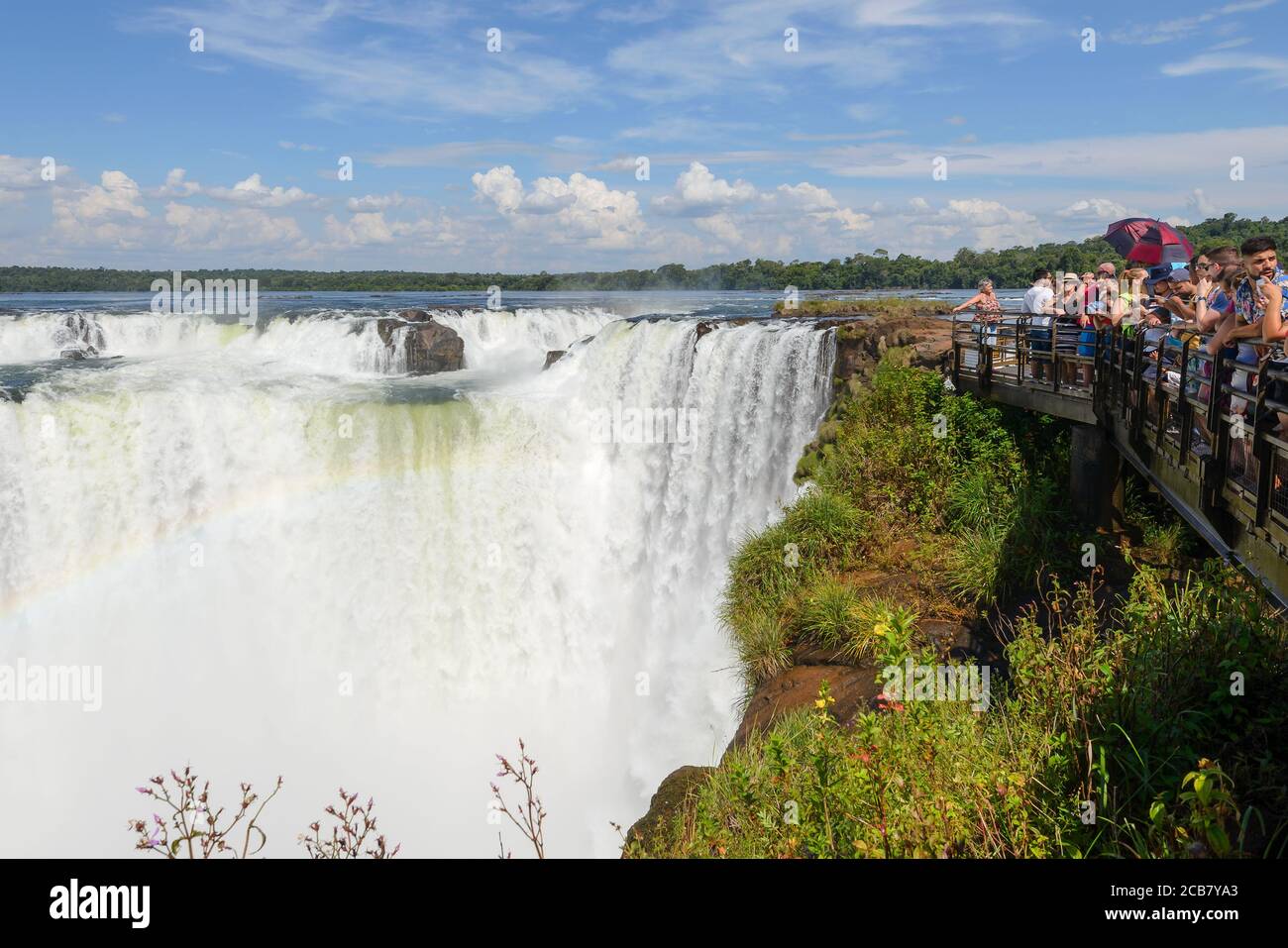 Touristes visitant la chute d'eau du diable à Iguazu Falls, à la frontière du Brésil et de l'Argentine, depuis le parc national d'Iguazu, dans le côté argentin. Banque D'Images