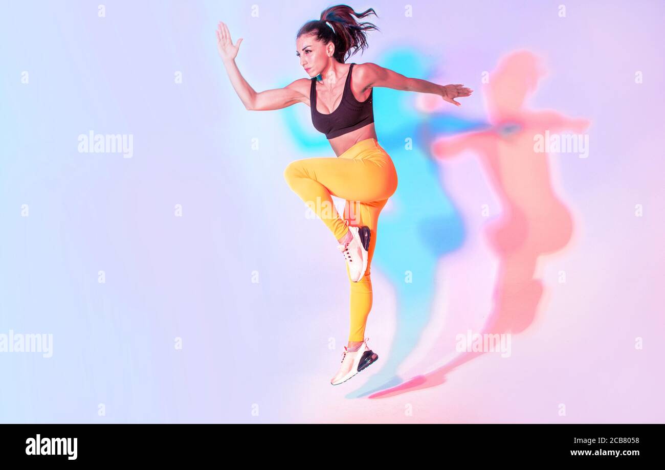 Une femme à la coupe parfaite pour le sport et la course à pied. Éclairage Studio sur gel Banque D'Images