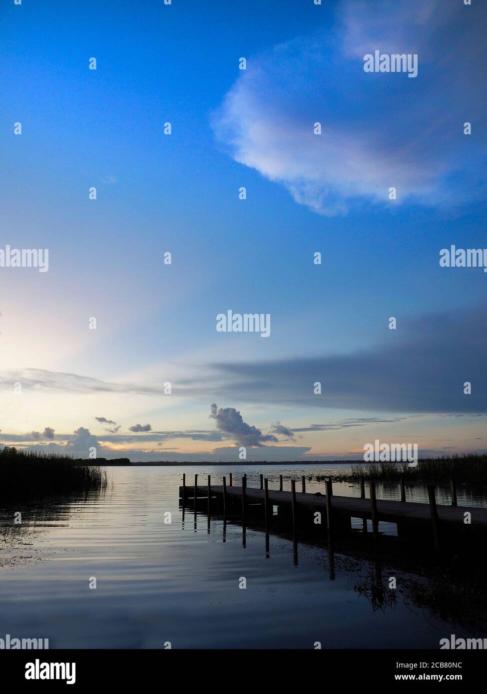 Le soleil se lève sur un magnifique lac de Floride Banque D'Images