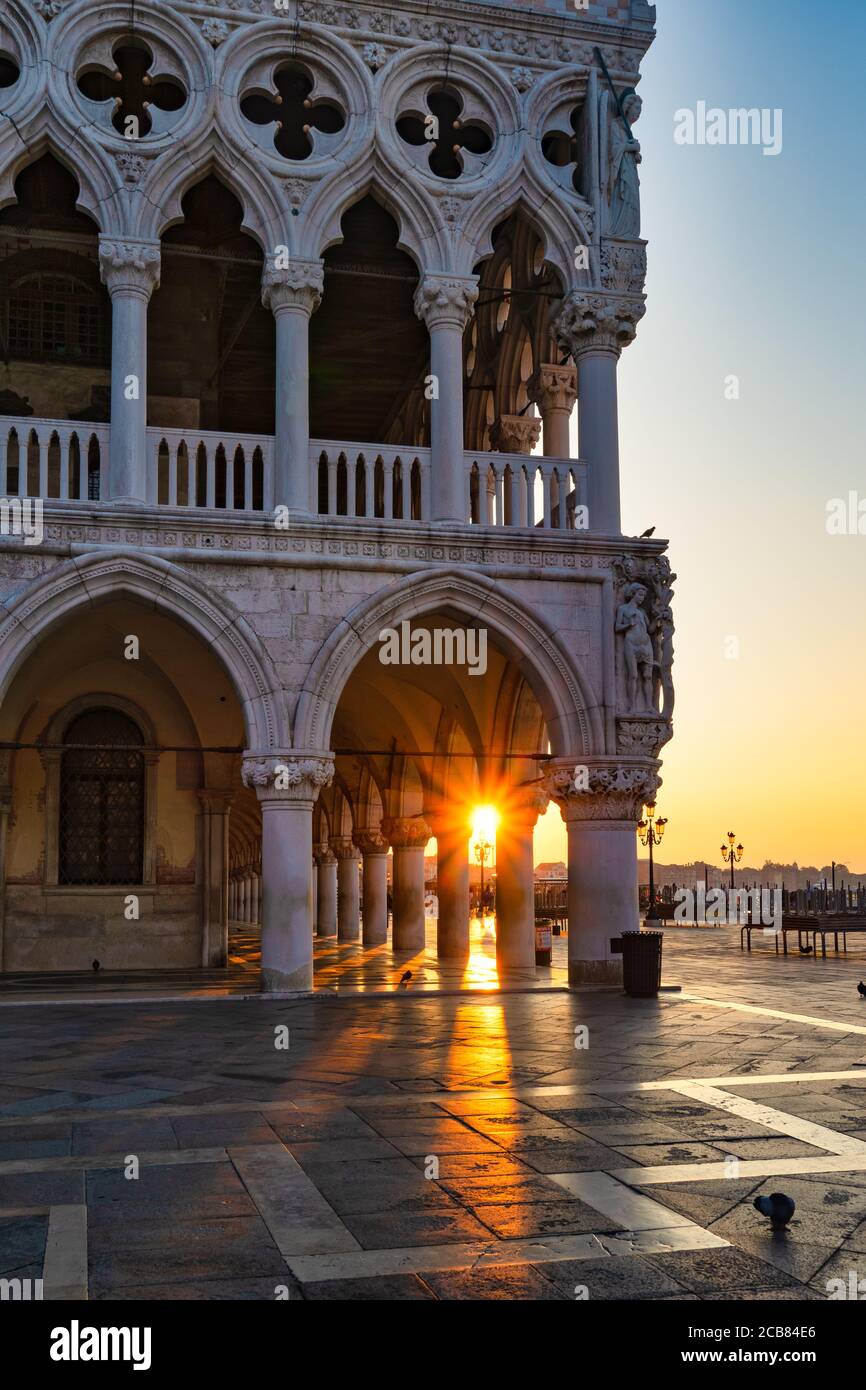 Palais des Doges au lever du soleil, place Saint-Marc, Venise, Vénétie, Italie Banque D'Images