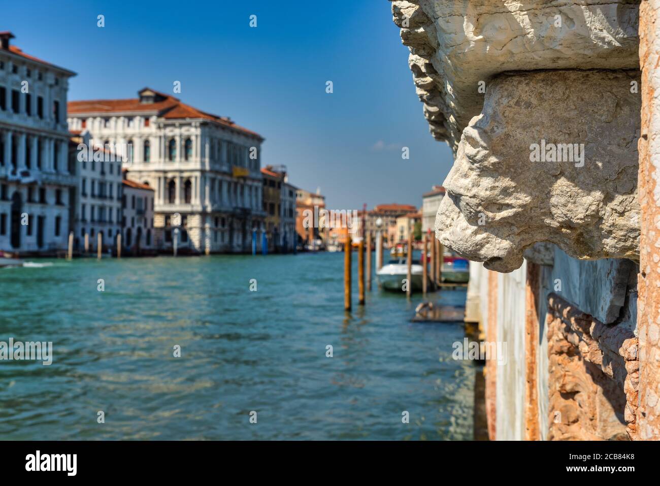 Sculpture de lion surplombant le Grand Canal, Venise Banque D'Images