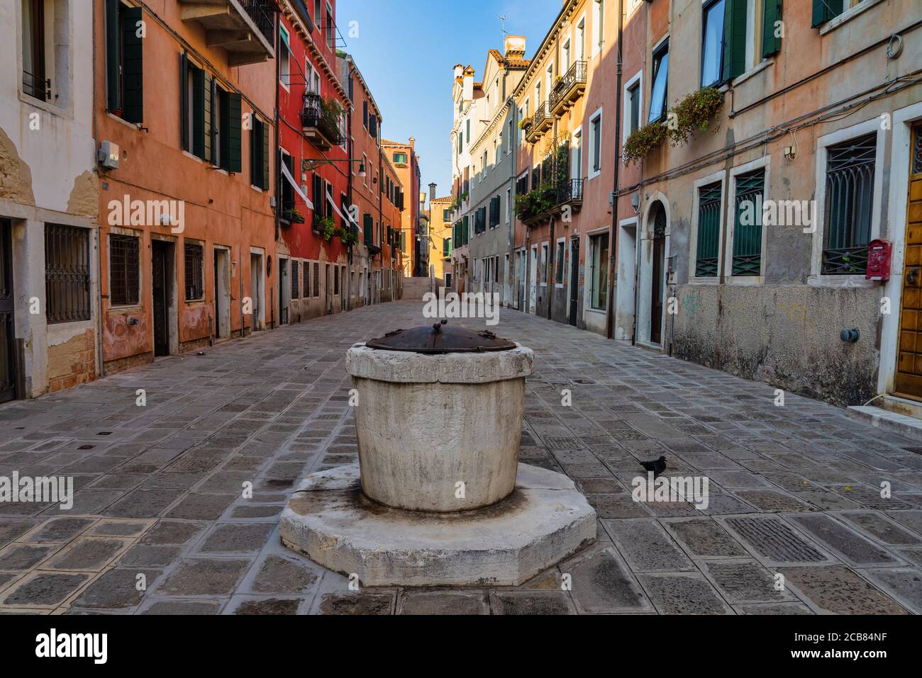 Vieux puits et maisons dans la région de Cannaregio de Venise, Vénétie, Italie Banque D'Images