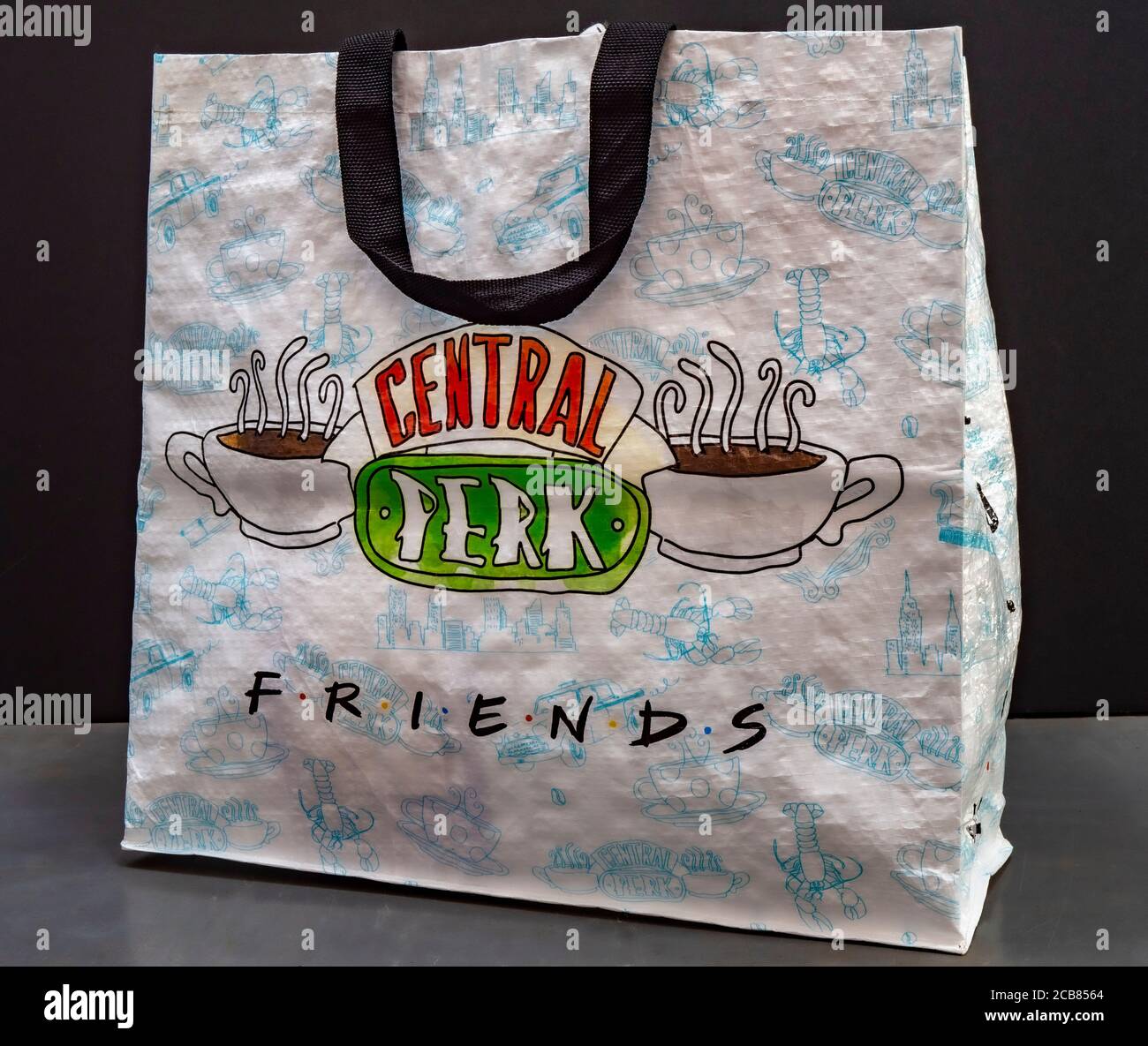 Gros plan sur un fourre-tout/carrier/sac à provisions à thème de marque, avec Central Perk, de la série télévisée des amis de renommée internationale. Banque D'Images
