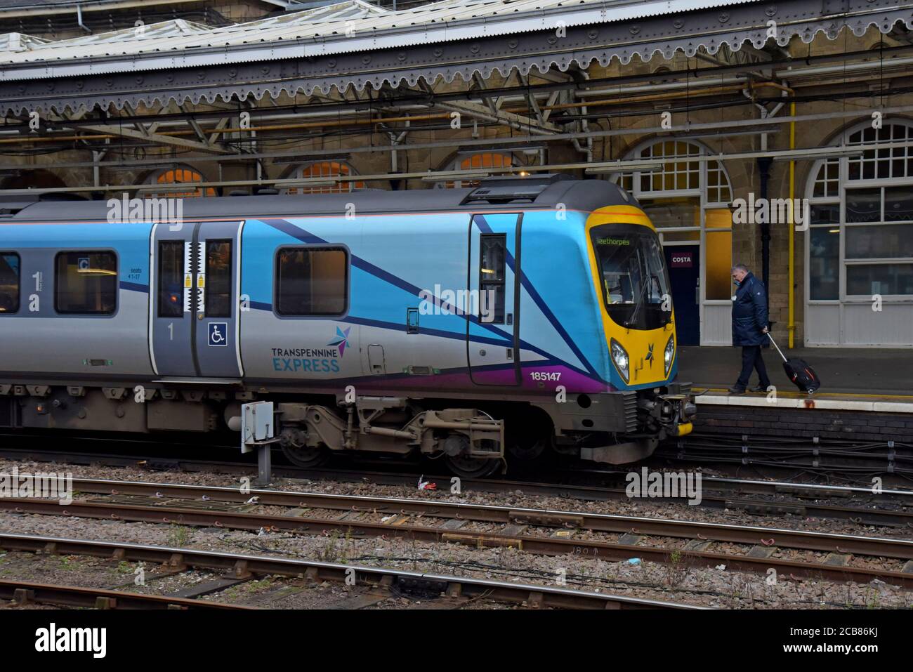 Un conducteur de train s'approche de sa classe Trans Pennine Express 185 Train Desiro à la gare de Sheffield Banque D'Images