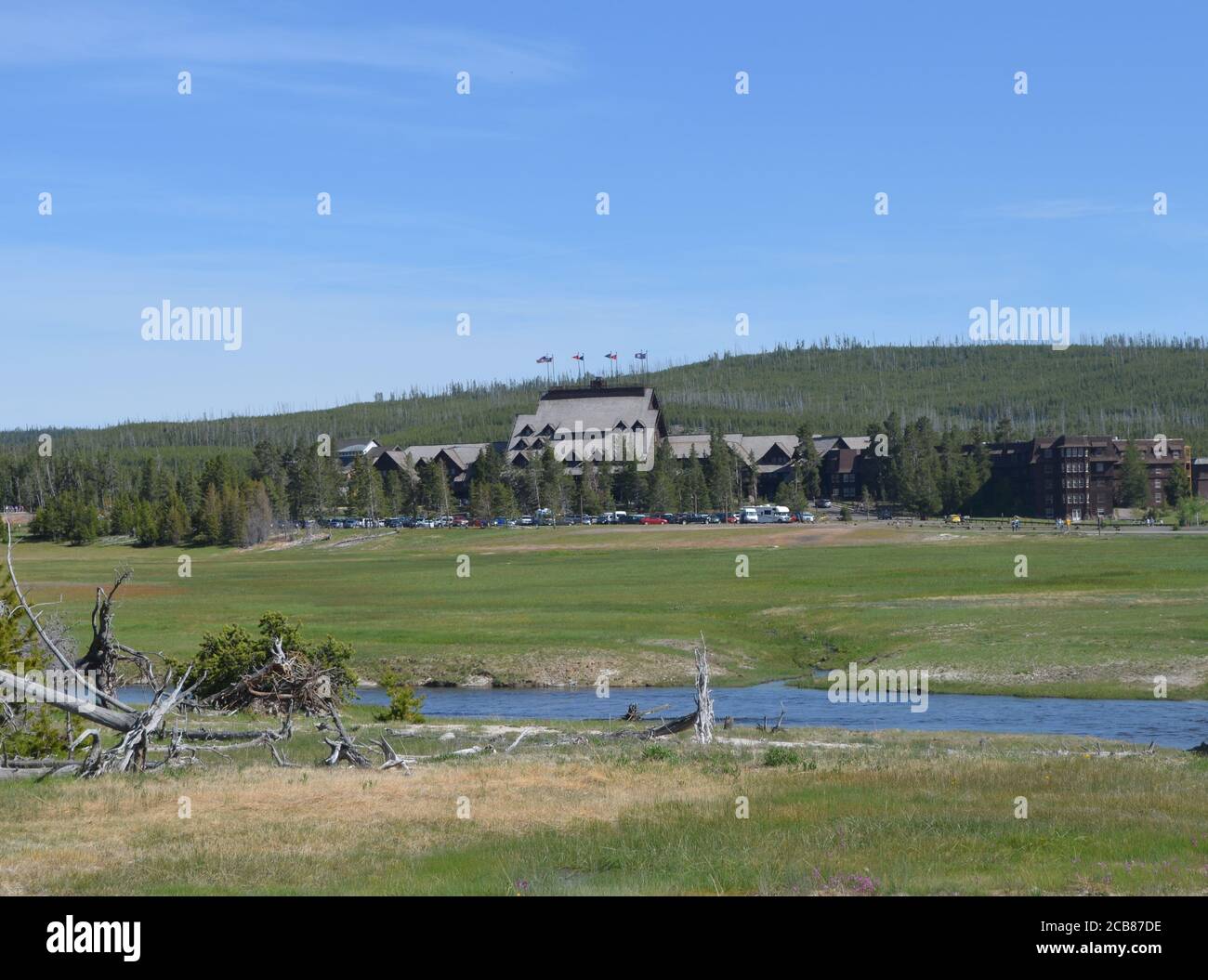 PARC NATIONAL DE YELLOWSTONE, WYOMING - 8 JUIN 2017 : Old Faithful Inn et Firehole River dans le bassin supérieur de Geyser Banque D'Images