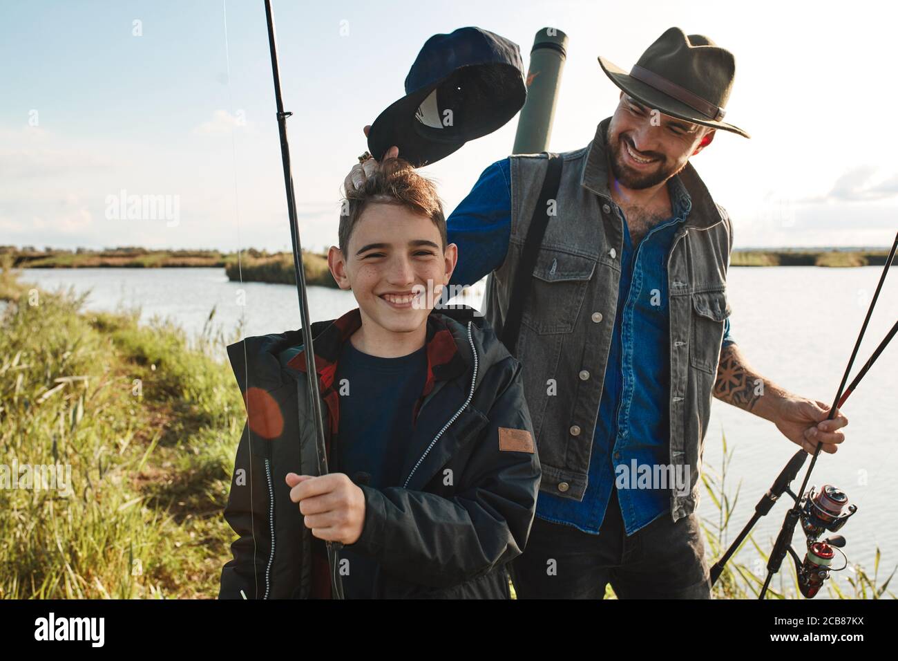 2 Pères Et 2 Fils Vont à La Pêche Le père et le fils vont sur l'île dans le lac, cherchez un lieu de pêche familiale. Jeu de père avec son fils. Jour ensoleillé Photo Stock - Alamy