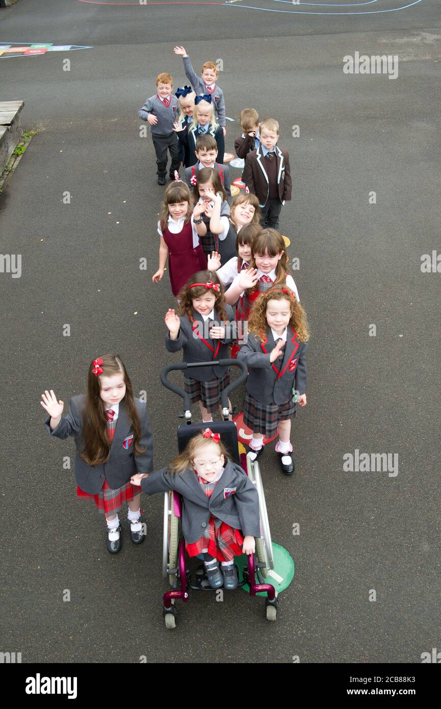 Port Glasgow, Écosse, Royaume-Uni. 11 août 2020. Photo : huit ensembles de jumeaux commencent l'école à Inverclyde huit ensembles de jumeaux sont prêts à commencer leur première journée d'école à Inverclyde. Noms : (haut - bas) Connor et John Branchfield ; Alice & Penny Beer ; Benn & Josh Cairns ; Lola & Malena Perez Malone ; Aria & Isla McLaughlin ; Eva & Iona Metcalf ; Kali & Lianna Ptolomey. Crédit : Colin Fisher/Alay Live News Banque D'Images