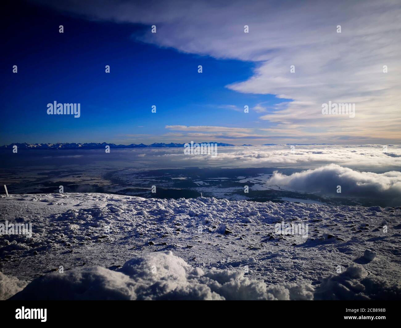 Nuages au-dessus de la plaine vue d'une montagne Babia Góra Banque D'Images