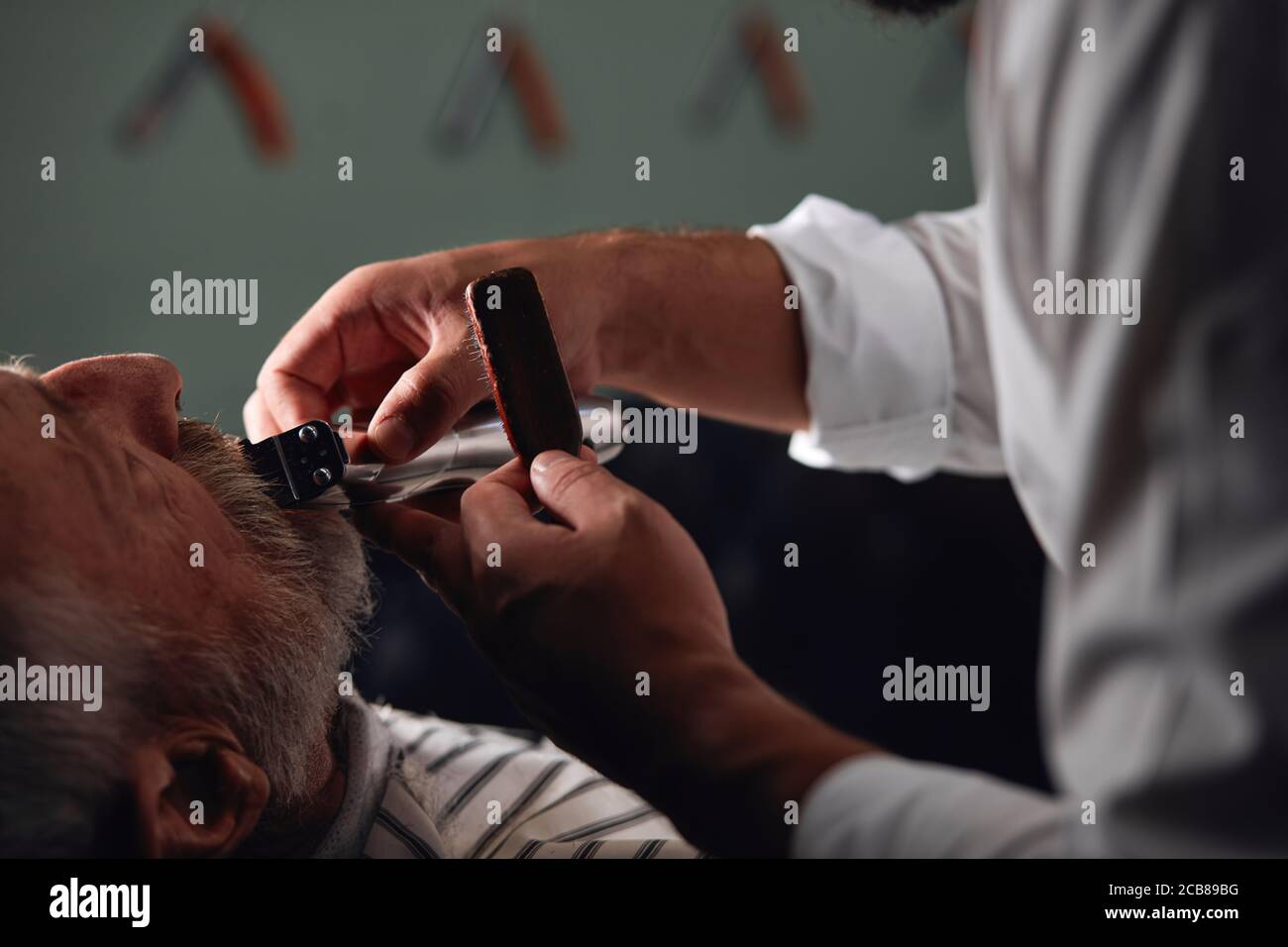processus de tonte de la barbe, gros plan vue latérale photo rognée. création de beauté Banque D'Images