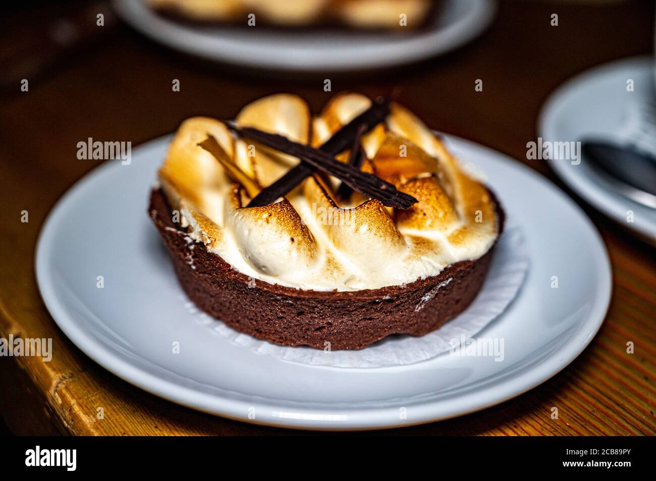 Dessert flan crème avec une tasse de café sur une table dans un café. Mets sucrés. Banque D'Images