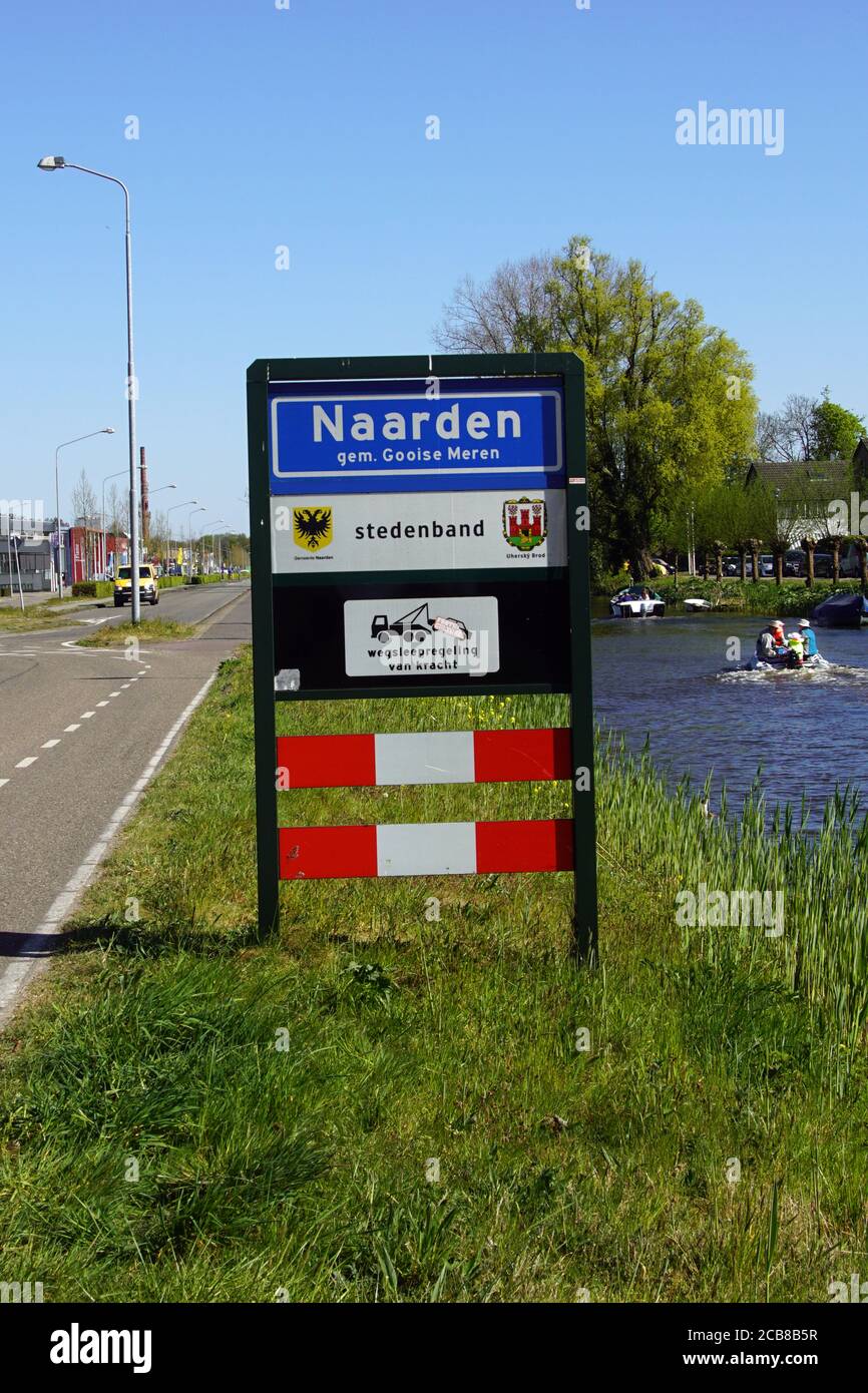 Naarden, pays-Bas - 19 avril 2020 : panneau d'entrée de la ville néerlandaise de Naarden, Gooise Meren. Banque D'Images