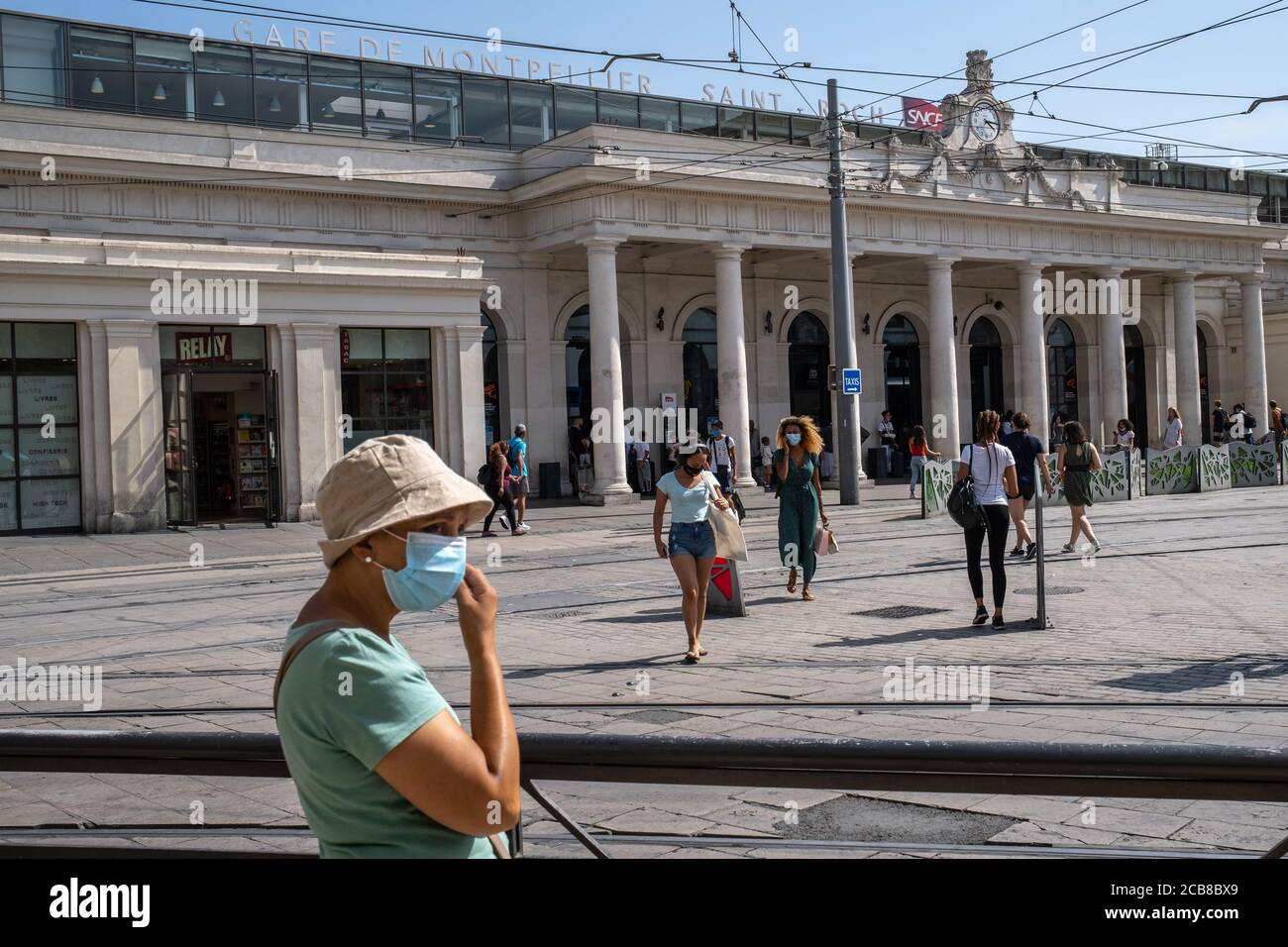 France - Montpellier - 11 août 2020 - femme portant un masque facial devant la gare de Montpellier - photographe : Brian Duffy Banque D'Images