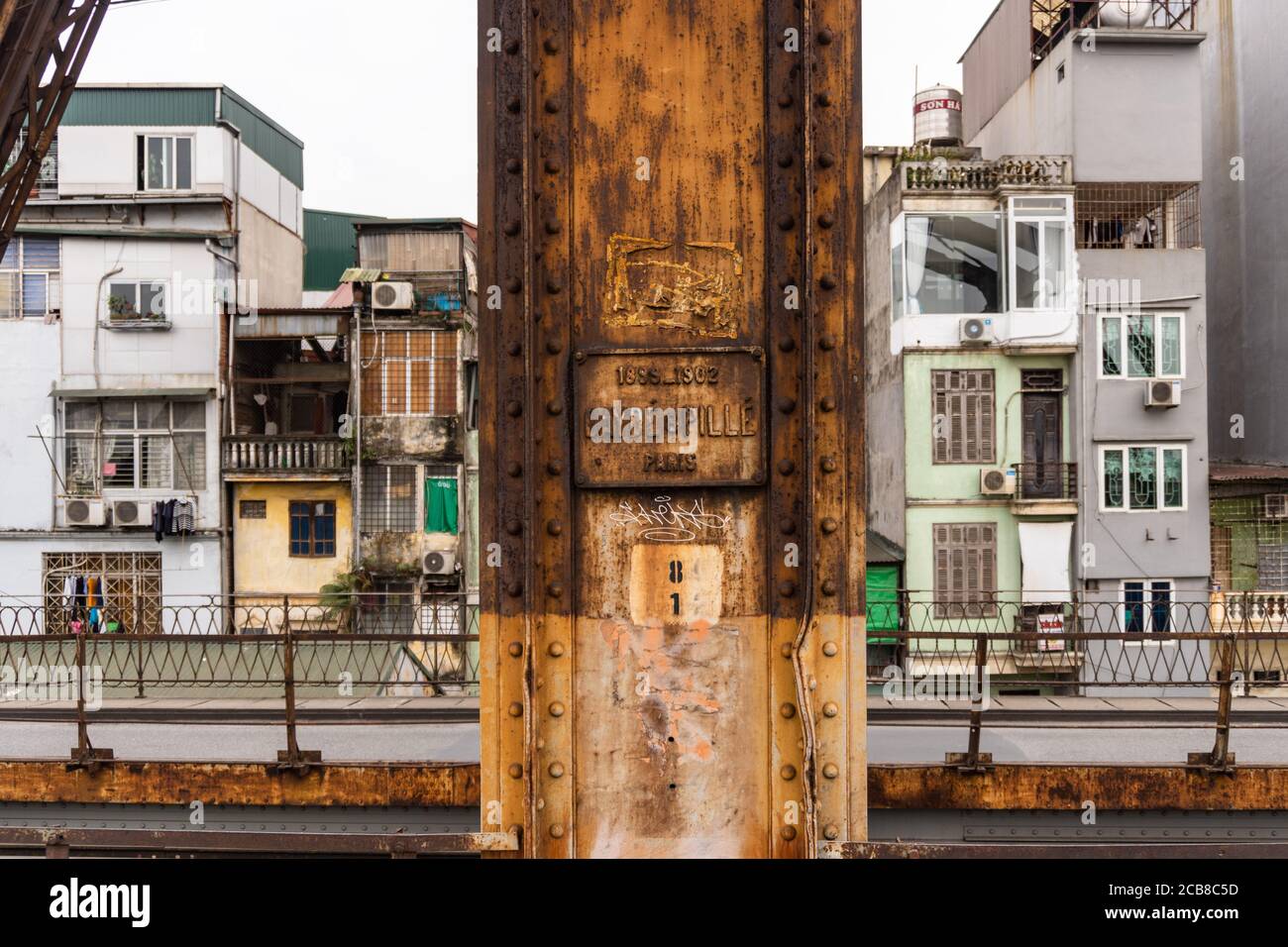 Long Bien Bridge, Vietnam - 2020: Une petite enseigne avec le nom des architectes Daydé & Pillé de Paris. Banque D'Images