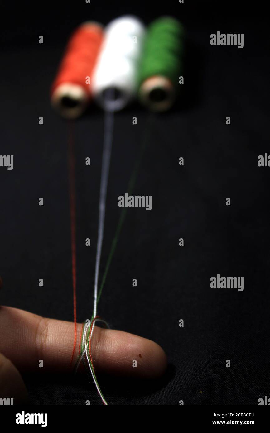 15 août India Independence Day concept, drapeau indien fait par fil tricolore.vue du dessus et fond noir. Drapeau national indien tricolore avec fil. Banque D'Images