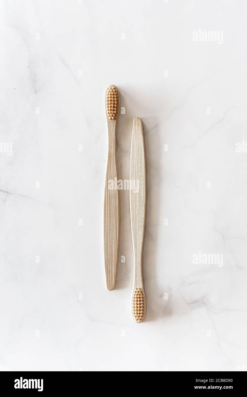 Composition avec brosses à dents en bambou biodégradables sur fond de marbre. Concept durable, zéro déchet, sans plastique, style de vie. Accessoires écologiques pour l'hygiène bucco-dentaire.pose à plat, vue de dessus, espace de copie. Banque D'Images